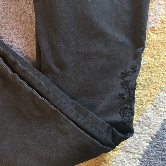 Kut from the Kloth Juniors size 6 Skinny Black faded jeans w/floral accents - Picture 3 of 10